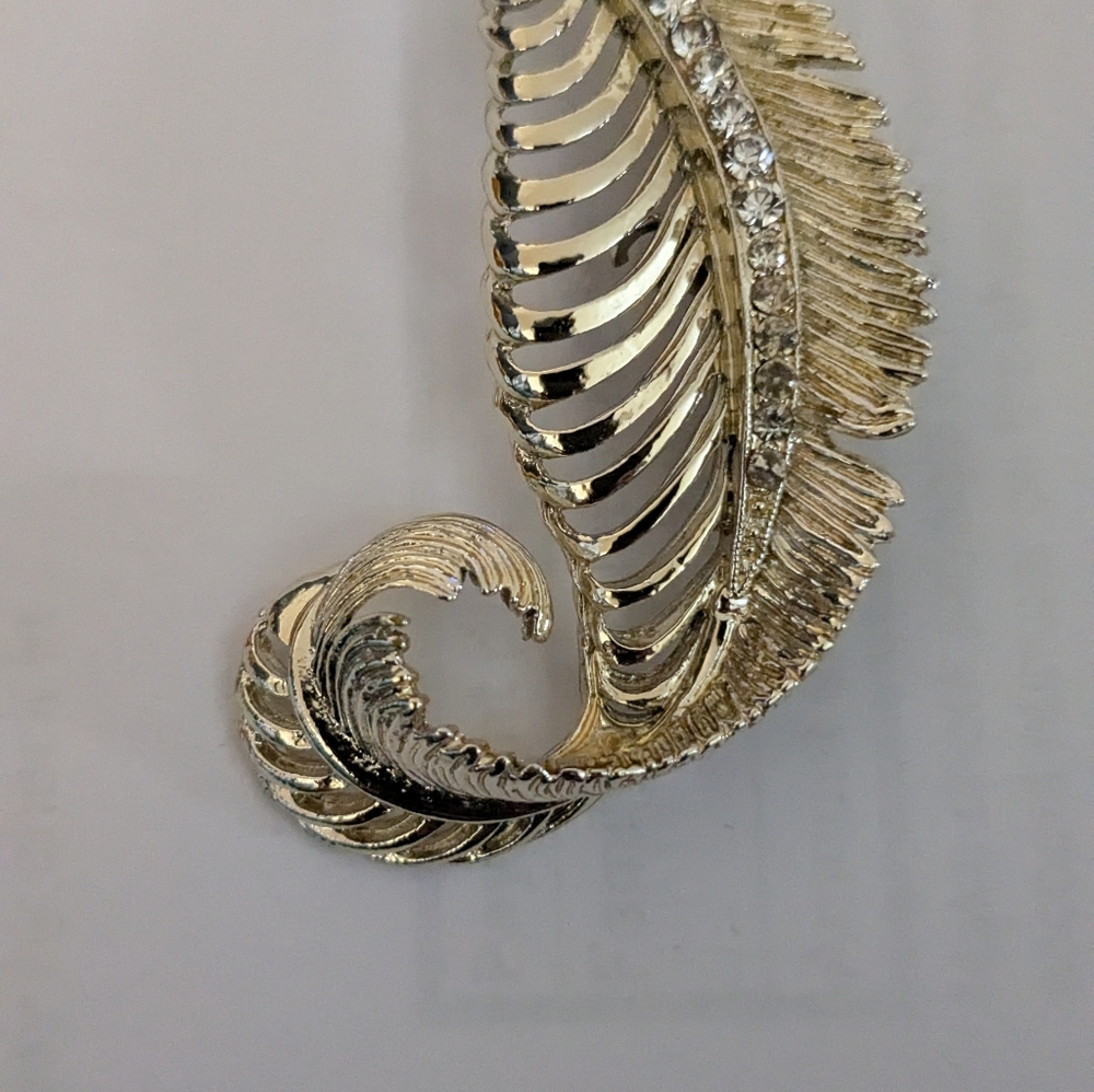 Elegant Gold Feather Brooch - Picture 3 of 3